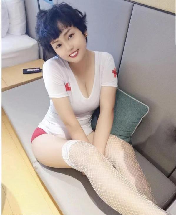 短发小骚女